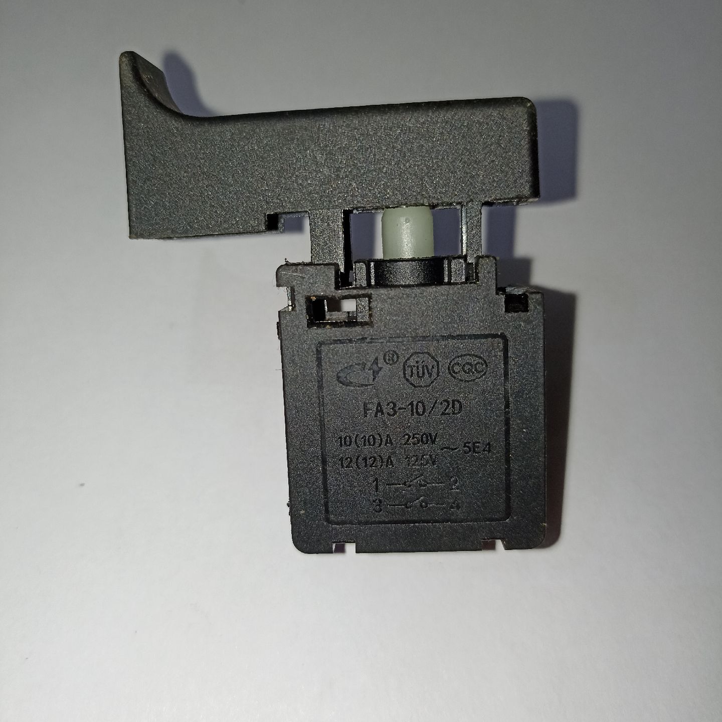Переключатель 04501 (кнопка вкл/выкл) пилы цепной эл. BR-1800