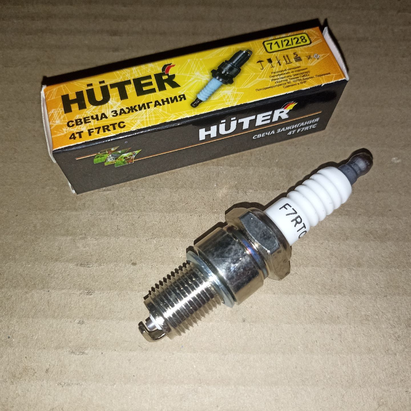 Свеча зажигания 4T F7RTC Huter