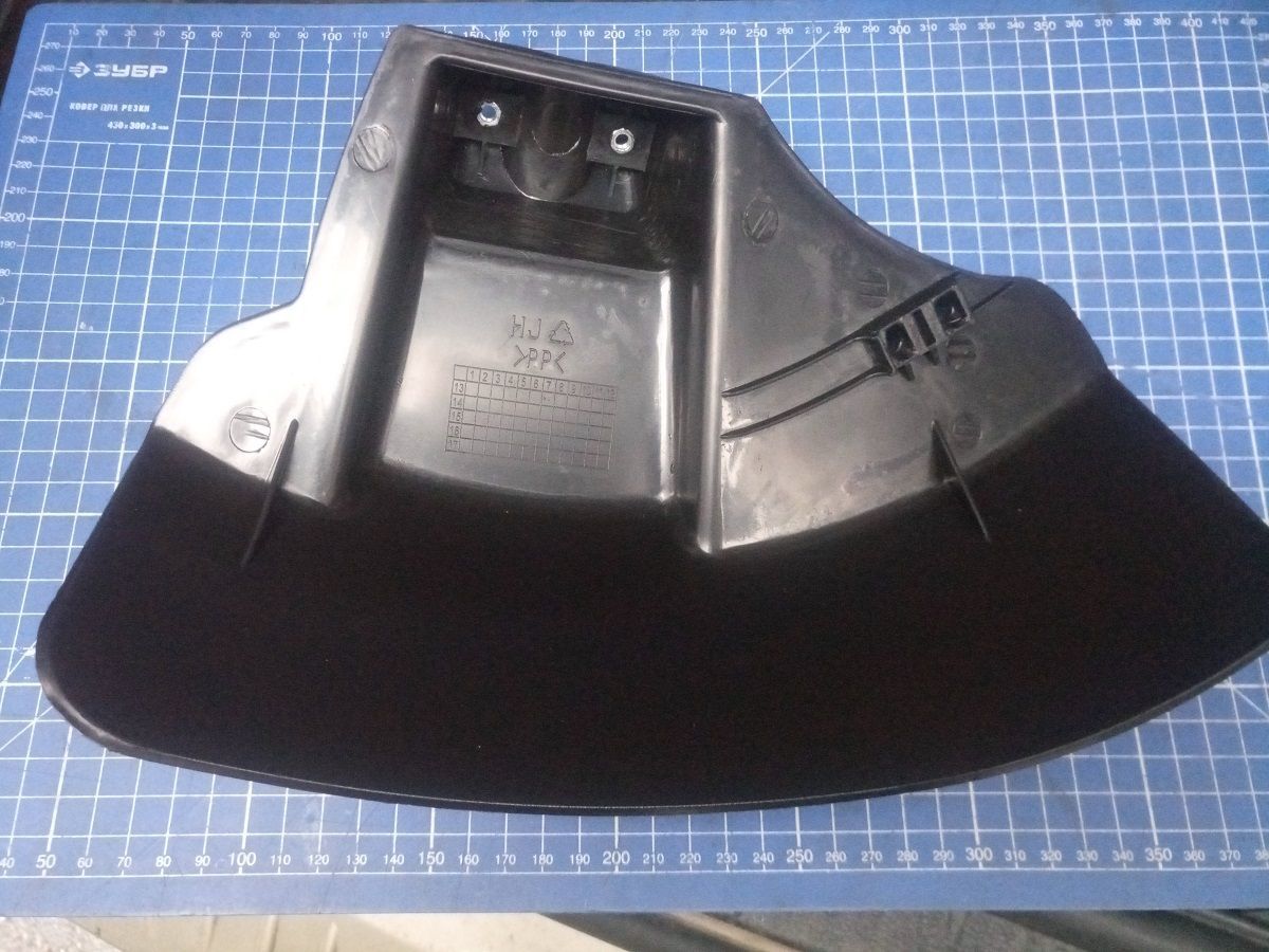 Кожух триммерной головки DDE ET1300R / ET1500R (791-875-79)