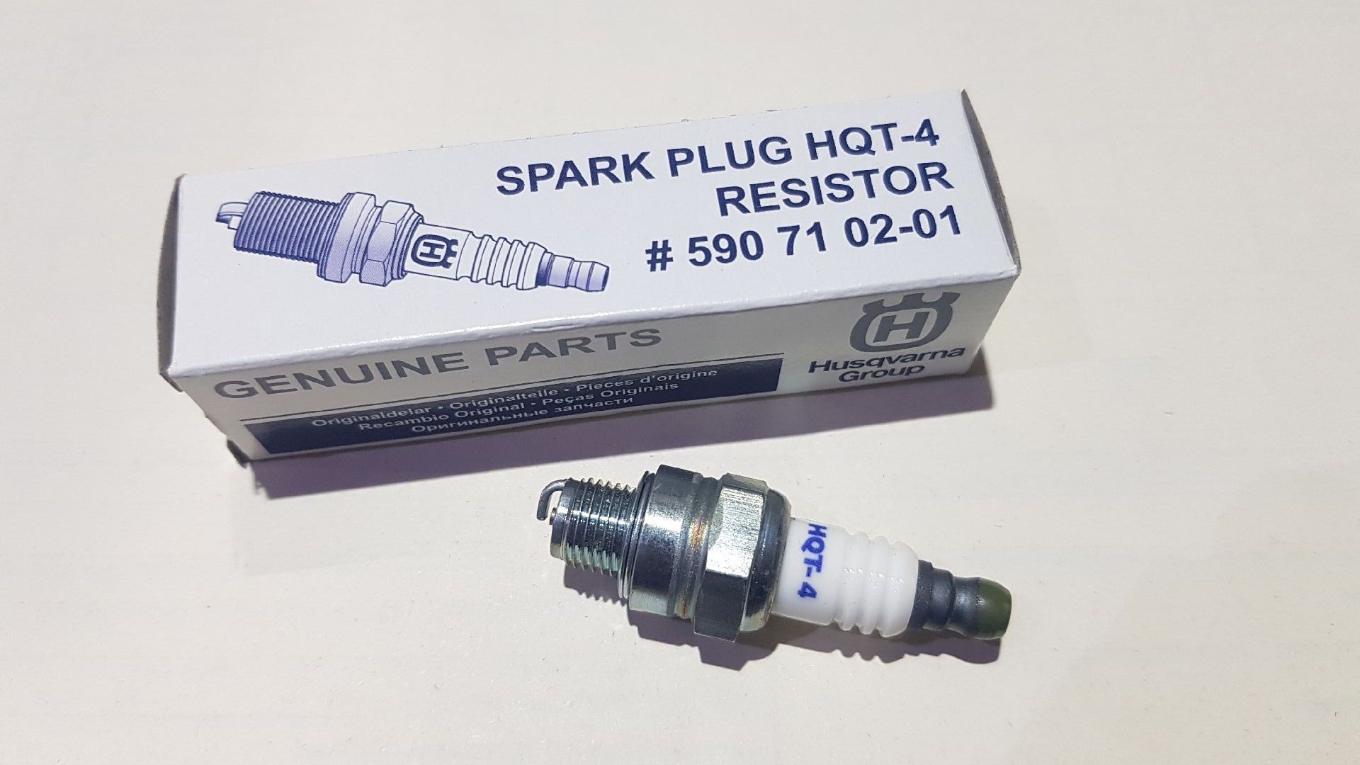 Свеча зажигания HUSQVARNA HQT-4 аналог RY4C / CMR6A / SR15C / AC6RA для 122HD60 / 122LDx / 122C / 129R/ 129LK /333R